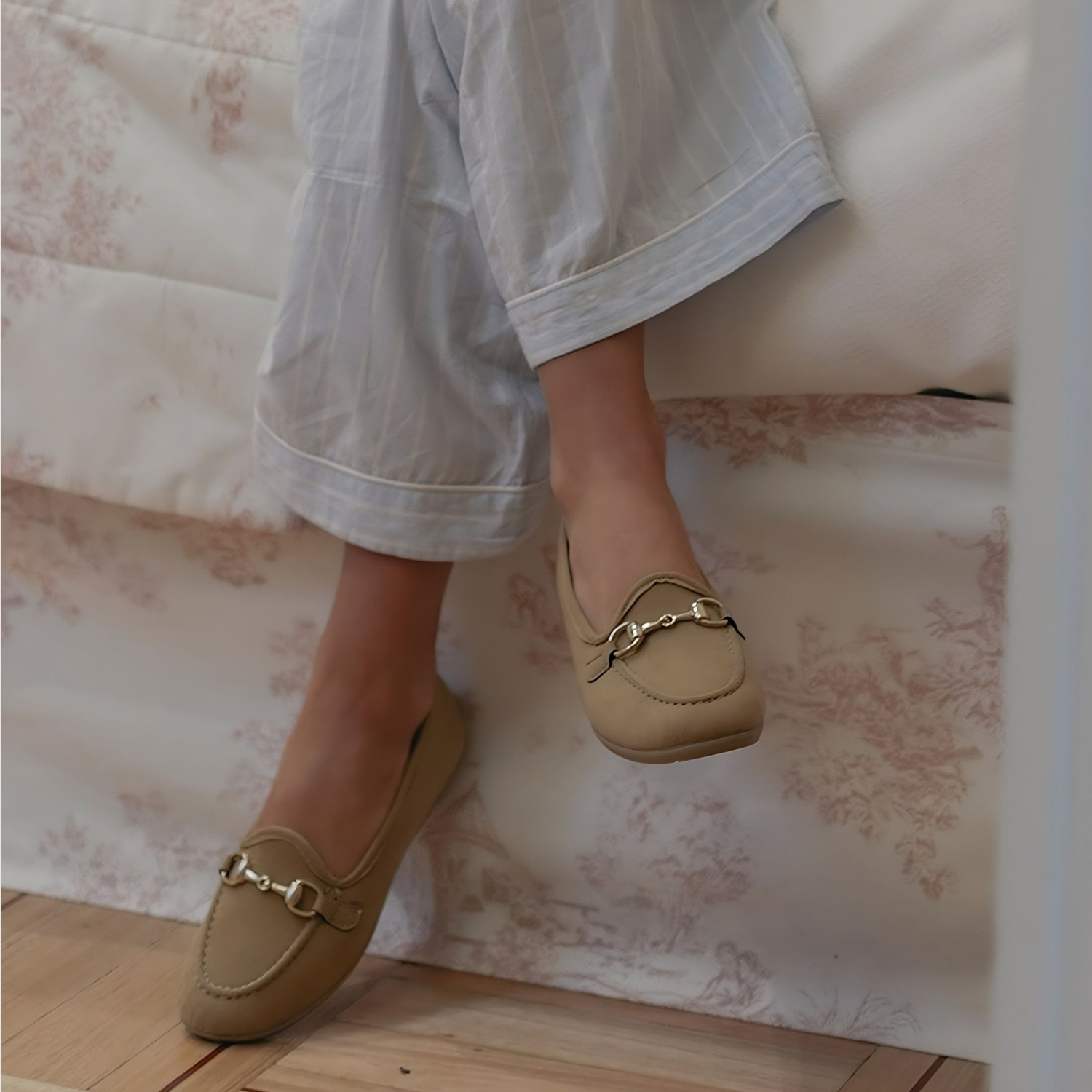 Royal Buckle Slipper - Light Beige