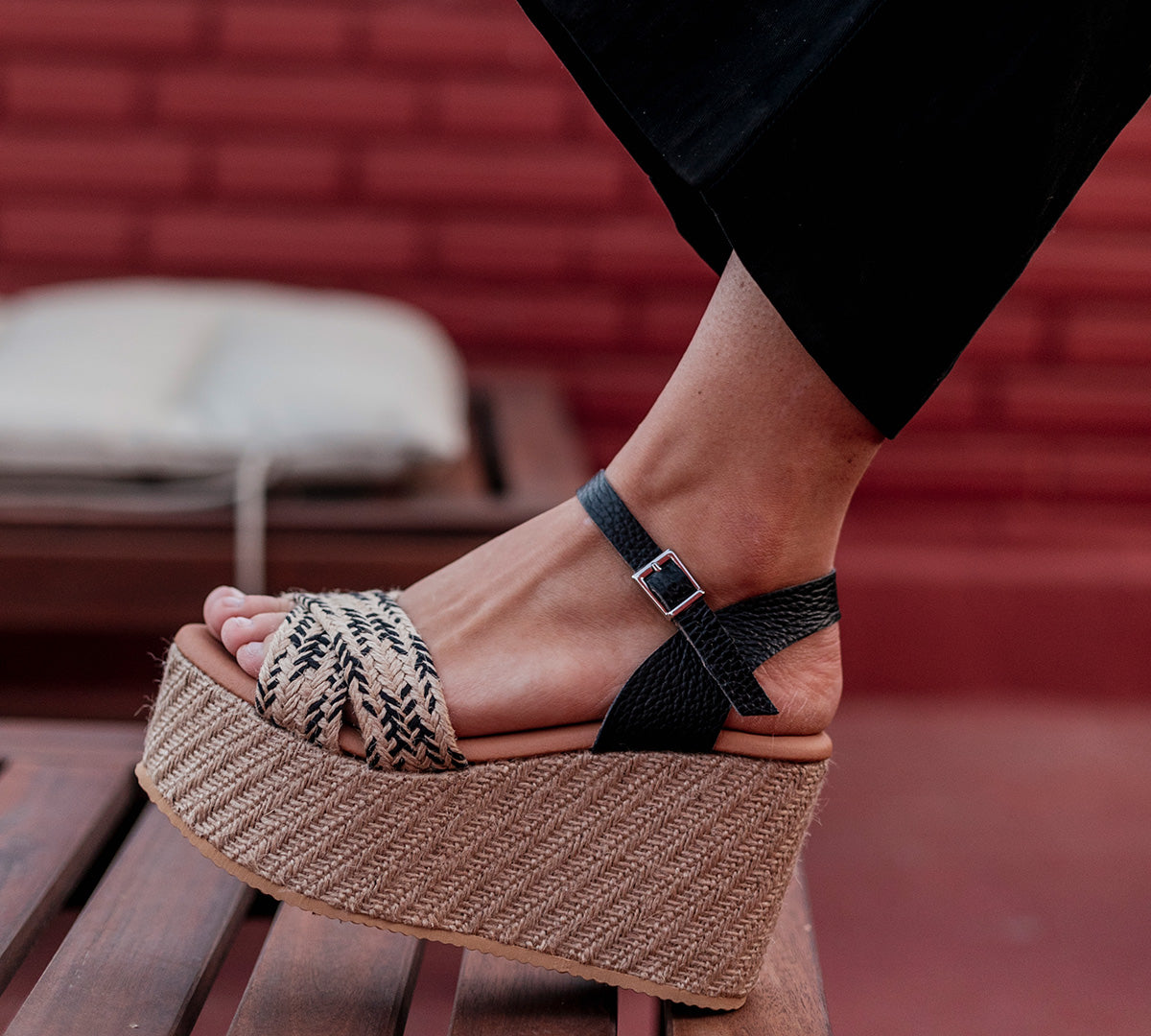 Walk on Air High Platform Raffia Black & Beige